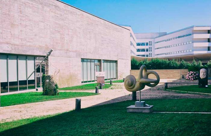 Outdoor courtyard of the facilities of the Jesús Usón Minimally Invasive Surgery Center in Cáceres, where artistic statues related to surgery reside
